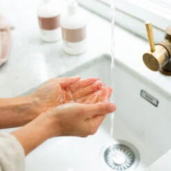 Naif Helping Hand & Body Kit 9 Naif Helping Hand & Body Kit -Plein 1032026 4